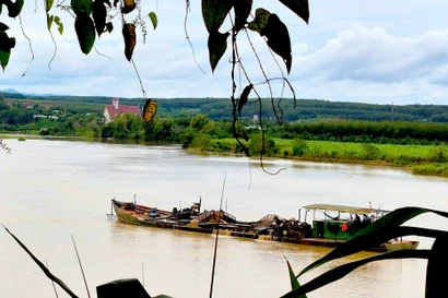 Quảng Ngãi: Tàu hút cát cỡ lớn ngày đêm hoạt động trái phép trên sông Đăk Bla