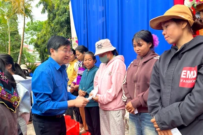 Nhiều phần quà, học bổng ý nghĩa cho người dân, học sinh vùng sâu Gia Lai