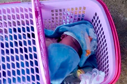 Bé trai chừng 1 tháng tuổi bị bỏ rơi cùng bức thư của người mẹ đang là học sinh