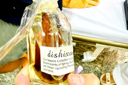 Uống nhầm lọ nước hoa thơm phòng, bé gái 3 tuổi nhập viện