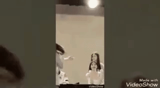 Quên cả nhiệm vụ chính của mình là giao lưu với fan