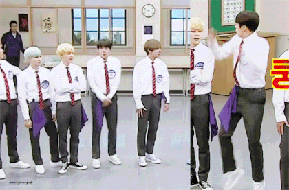 Giữa trường quay sáng rực, bao nhiêu đồng đội đứng xung quanh, thế mà chỉ tiếng bước chân từ phía sau cũng khiến Jin giật bắn mình như gặp ma vậy.