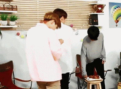 Nếu BTS có ăn cùng nhau, Jimin tất nhiên sẽ luôn là người soạn thìa, soạn đũa cho cả nhóm.