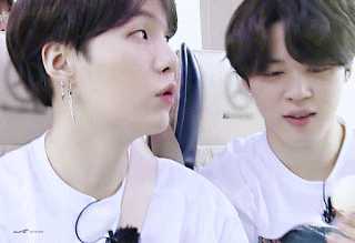 Đã bóc trứng hộ người khác thì chớ, Jimin còn tỉ mẩn đến độ chừa lại chút xíu vỏ trứng ở phía dưới để trứng đỡ bị lấm bẩn. Đến con gái cũng chẳng thể tinh tế được như thế này đâu.