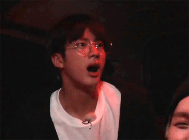 Nhìn sang xung quanh chẳng ai biến sắc, thật thương cho Jin làm sao.