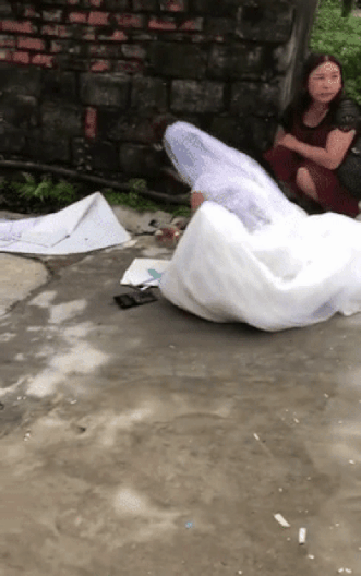 Cô dâu ngồi xổm, hí hoáy ghi chép, cộng sổ. Cô dâu ngồi xổm, hí hoáy ghi chép, cộng sổ.
