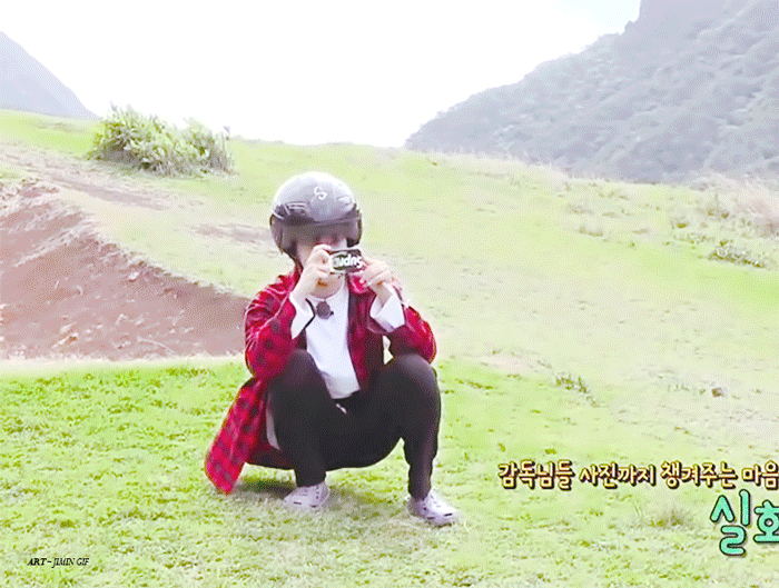 Chụp ảnh cho các nhân viên là chuyện nhỏ, nhìn Jimin siêu hớn hở vì được giúp mọi người kìa.