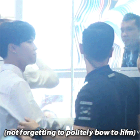 Sau khi kết thúc công việc, Jimin chẳng bao giờ quên đập tay các nhân viên thay cho lời cảm ơn mọi người đã vất vả rồi.