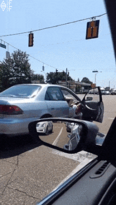 Cuộc chiến gay cấn trên đường phố.