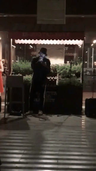 Không thể tin được, Jungkook (BTS) đi hát dạo ngoài đường phố châu Âu ảnh 2 Không thể tin được, Jungkook (BTS) đi hát dạo ngoài đường phố châu Âu ảnh 2