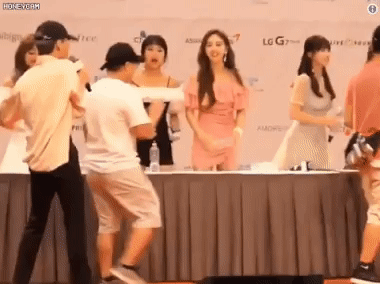 Vừa mới nhìn thấy fan boy này, tất cả các thành viên đều bật cười, đặc biệt là Nayeon còn bối rối ra mặt.