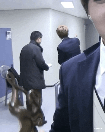 Chỉ là một người lạ muốn hỏi đường đi thôi, mà Jimin hướng dẫn siêu tận tình và còn cúi chào lễ phép nữa kìa.