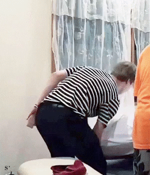 Cho dù tay trái đang bị thương phải quấn băng, thì tay phải vẫn lật nệm tìm đồ cùng mọi người.