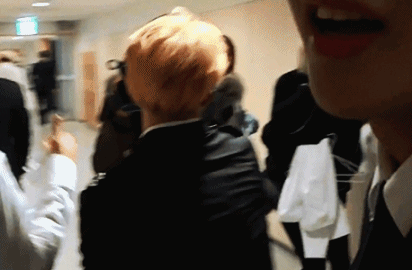 Phát hiện thấy anh quay phim sắp va vào người khác, Jimin ra hiệu cho anh này ngay.