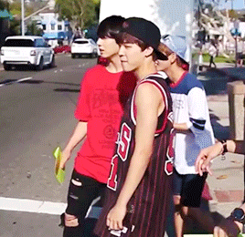 Nếu BTS có việc cần đi sang đường, tất nhiên sẽ là Jimin nhận nhiệm vụ quan sát xe cộ, hướng dẫn nhóm đi sao cho an toàn.