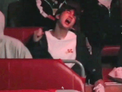 Lại một lần khác Jin sợ muốn chết khi bị dọa.