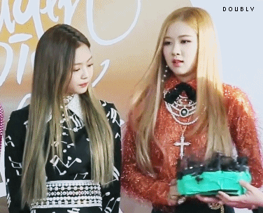 Jennie nhắc Rosé cầm mic hộ mình