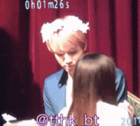 Bị fan dọa cho hết hồn, nhưng chỉ 2 giây sau là Jin trấn tĩnh được và lấy lại hình tượng đáng yêu ngay.