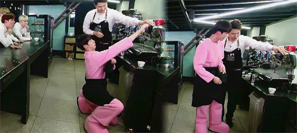 Trong mắt Jin, tiếng thoát hơi nóng của máy pha cà phê hẳn cũng giống tiếng gầm của con quái vật khổng lồ.