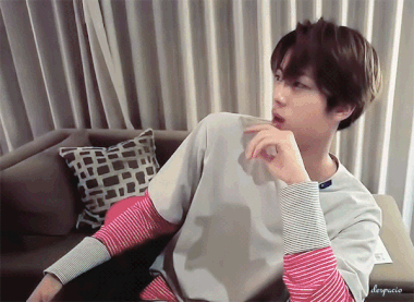 Đang ngồi trầm tư suy nghĩ thôi mà, sao lại giật bắn mình lên thế Jin ơi.