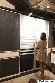 Khi mắc đi vệ sinh mà gặp cửa nhà vệ sinh như thế này thì...