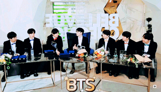 Trong khi 6 thành viên BTS đều ngồi yên như chẳng có chuyện gì xảy ra, chỉ mỗi Jin là lao hẳn ra khỏi ghế.