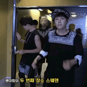Giữ cửa cho người khác đi qua là điều Jimin làm thường xuyên rồi.