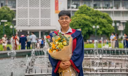 Nhận tin tốt nghiệp sớm loại xuất sắc, nam sinh xúc động nhớ những giờ tăng ca của bố mẹ ở quê