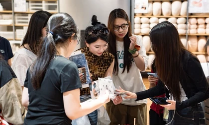 Những món quà nhỏ được trao tặng qua lại giữa các bạn trẻ.