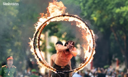 Mãn nhãn màn trình diễn sức mạnh như 'phim bom tấn' của Công an nhân dân tại phố đi bộ Hồ Gươm