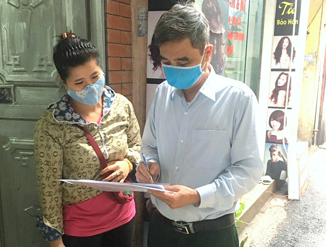 Ông Trần Thủ Thành, Tổ trưởng Tổ dân phố số 1 Mễ Trì Thượng, phường Mễ Trì đang thống kê lao động tự do 