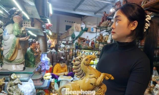 Cửa hàng gốm tại Bát Tràng đầy ắp bình tài lộc, phong thuỷ, đồ thờ cúng dịp Tết.