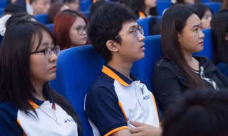 Trao học bổng toàn phần cho tân sinh viên mất 4 người thân trong vụ lật tàu Hạ Long