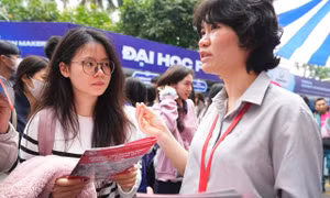 Thí sinh tìm hiểu thông tin tuyển sinh đại học 2026 Ảnh: DUY PHẠM