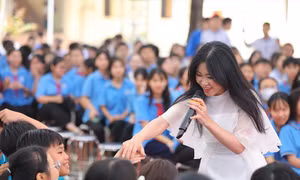 Ca sĩ Hà Myo tham gia trải nghiệm cùng học sinh trong Diễn đàn "Ðiều em muốn nói" năm 2025 tại Nghệ An do báo Tiền Phong tổ chức. Ảnh: Trọng Tài