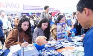 Thí sinh tìm hiểu thông tin tuyển sinh đại học 2026. Ảnh: DUY PHẠM