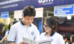 Thí sinh tìm hiểu thông tin tuyển sinh. Ảnh: DƯƠNG TRIỀU
