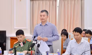 Đại tá Nguyễn Tuấn Hưng, Phó Cục trưởng Cục An ninh điều tra, Bộ Công an thông tin phương án xử lí thí sinh tại điểm thi Trường THPT Chuyên Tuyên Quang ở buổi họp báo của Bộ GD&ĐT