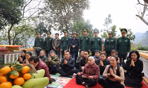 Tri ân những người lính Biên phòng đã hy sinh ở Hữu Nghị năm 1979. Ảnh: Duy Chiến