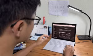 Sinh viên sử dụng AI phục vụ học tập Ảnh: NGHIÊM HUÊ 