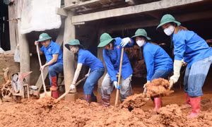 Ðoàn viên, thanh niên tỉnh Sơn La giúp người dân dọn dẹp nhà sau lũ. Ảnh: Viết Hà