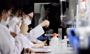 Giảng viên, sinh viên làm việc trong phòng thí nghiệm của trường đại học. Ảnh: NTCC