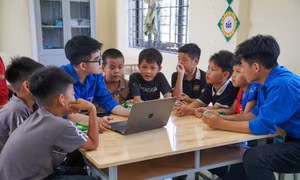Các bạn sinh viên tình nguyện dạy các em nhỏ về AI tại lớp “Bình dân học vụ số” ở nhà văn hoá xóm Nà Canh, xã Dân Tiến, tỉnh Thái Nguyên