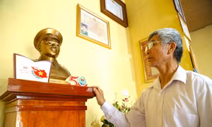 Ông Phan Thái Sơn (em trai liệt sĩ Phan Đăng Cát) xúc động kể lại những kỷ niệm về người anh đã hy sinh