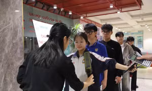 Rà soát thiết bị điện tử trước khi thí sinh vào thi trên máy tính 