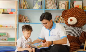 Anh Thạch Ngọc Hải chia sẻ niềm vui với em nhỏ trong Phòng tự học cho em