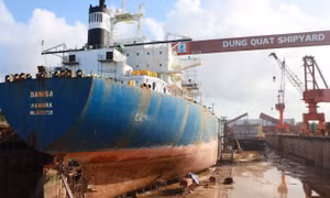 Tàu đang được sửa chữa tại Nhà máy đóng tàu Dung Quất