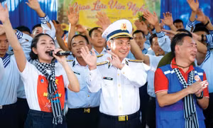 Ca sĩ Nguyễn Thị Duyên Quỳnh hát tặng cán bộ, chiến sĩ trong chuyến thăm Trường Sa năm 2025 Ảnh: NVCC