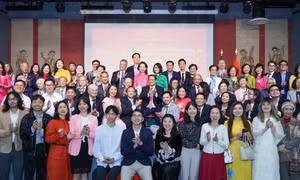 Thủ tướng Phạm Minh Chính gặp gỡ cộng đồng người Việt tại Pháp Ảnh: NVCC 