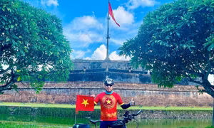 Anh Nguyễn Quang Thắng bắt đầu hành trình xuyên Việt 927km từ Kỳ Đài, Huế Ảnh: NVCC 